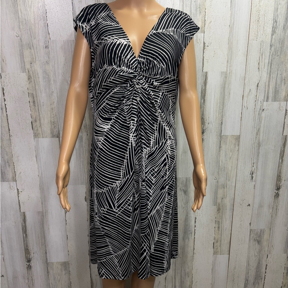 London Times Black and White Abstract Twist Front Dress